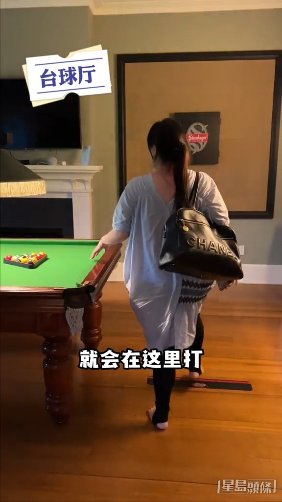 另一邊放置英式桌球枱。