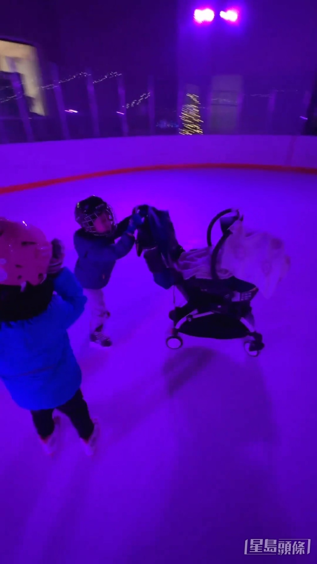 另一條片則見到Jared推着BB車溜冰，家姐Kelly一直緊從其後。