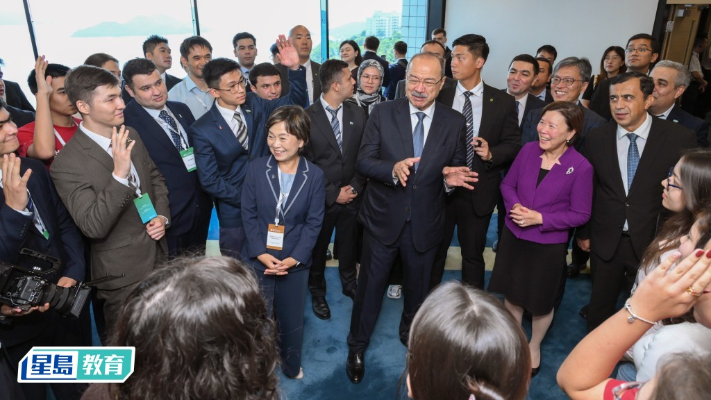 烏茲別克斯坦總理阿里波夫日前到訪科大，與留學香港的烏籍學生會面，教育局局長蔡若蓮亦有出席。  科大提供