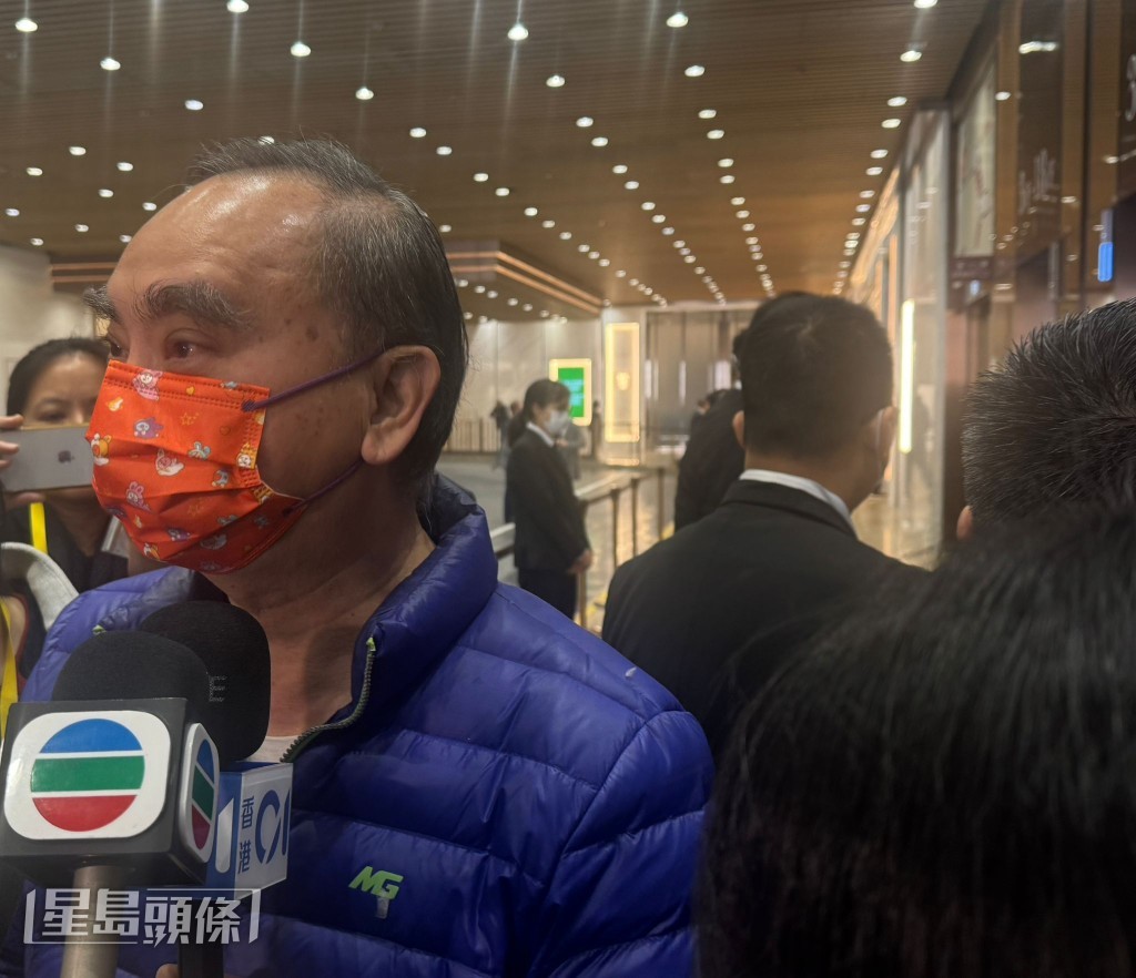 从学生时代开始持股恒生的何先生则直言，对私有化感到「好失望咯」，坦言原本打算「揽住佢揽到死个日喇」。