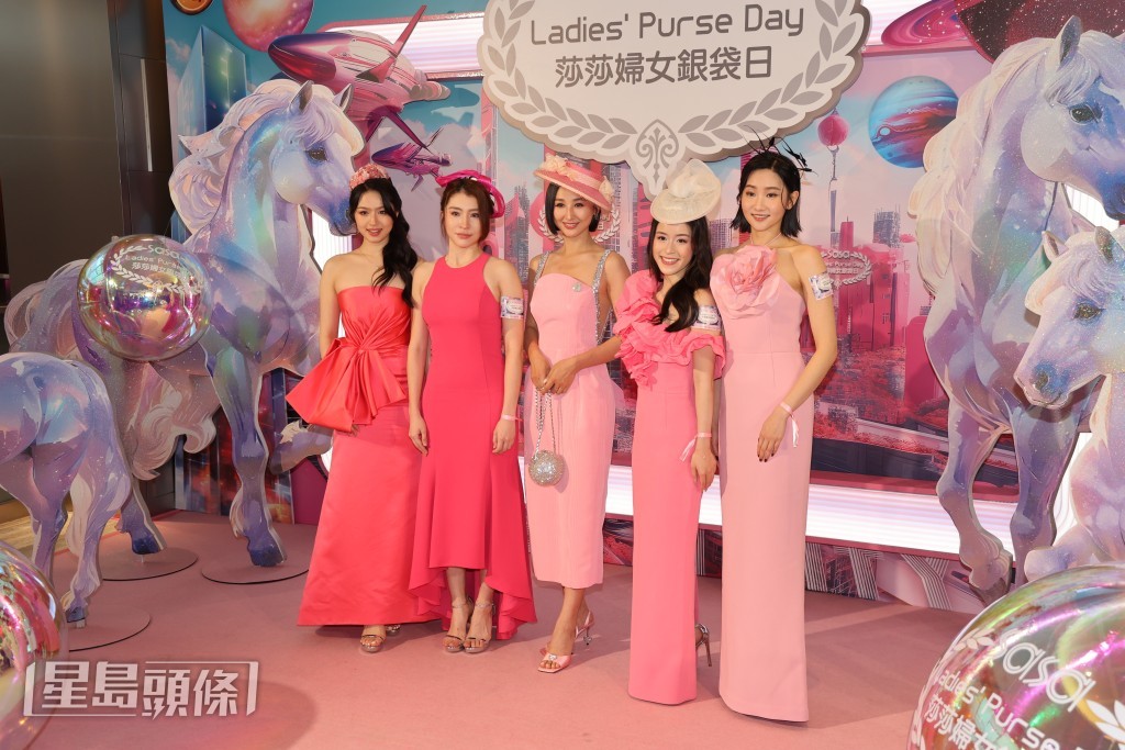 高海寧與應屆港姐們。 高海寧與應屆港姐們。