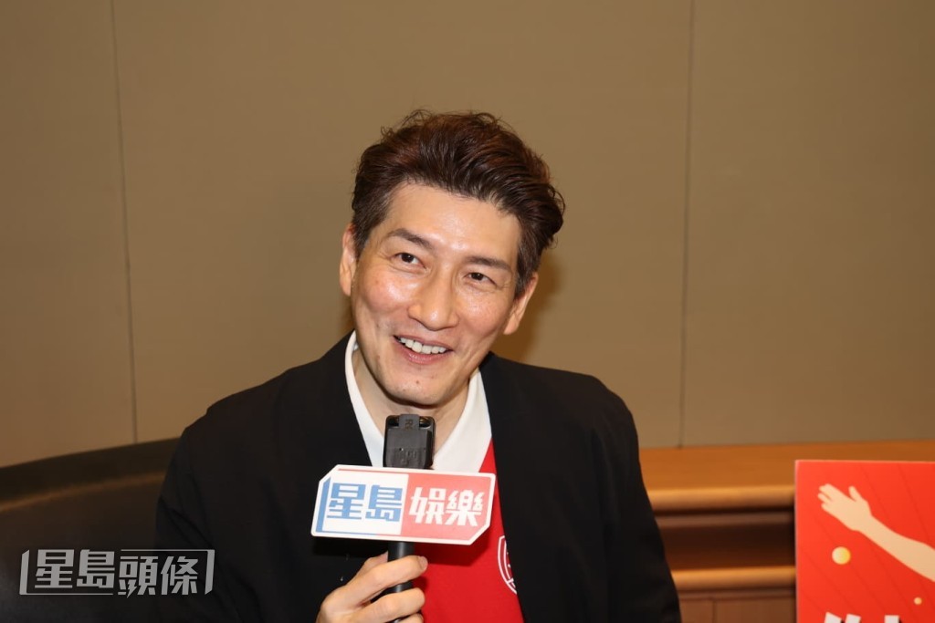 問到日後若TVB買外國球賽播映,會否申請轉往擔任足球評術員?袁文傑表示,完全轉職是不會的,因為自己鍾意演戲。 問到日後若TVB買外國球賽播映,會否申請轉往擔任足球評術員?袁文傑表示,完全轉職是不會的,因為自己鍾意演戲。