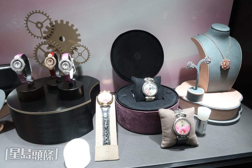活動中還展出蕭邦 Happy Diamonds腕錶（左邊三款）及播威Peonia Diamond彼愛麗鑽石腕錶（右邊三款），閃耀全場。