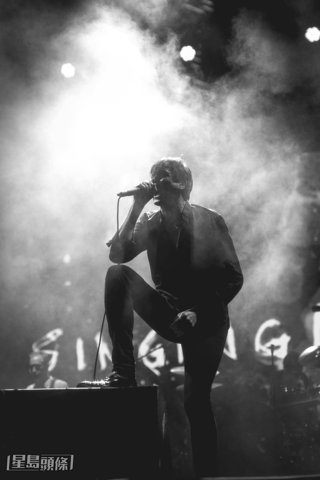 舞台没有太多花巧，纯粹以歌会友。