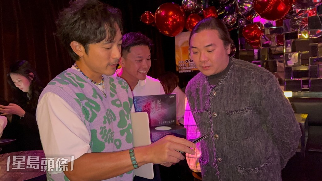 Alex與在場人士玩遊戲並討論HIV預防及治療。 Alex與在場人士玩遊戲並討論HIV預防及治療。