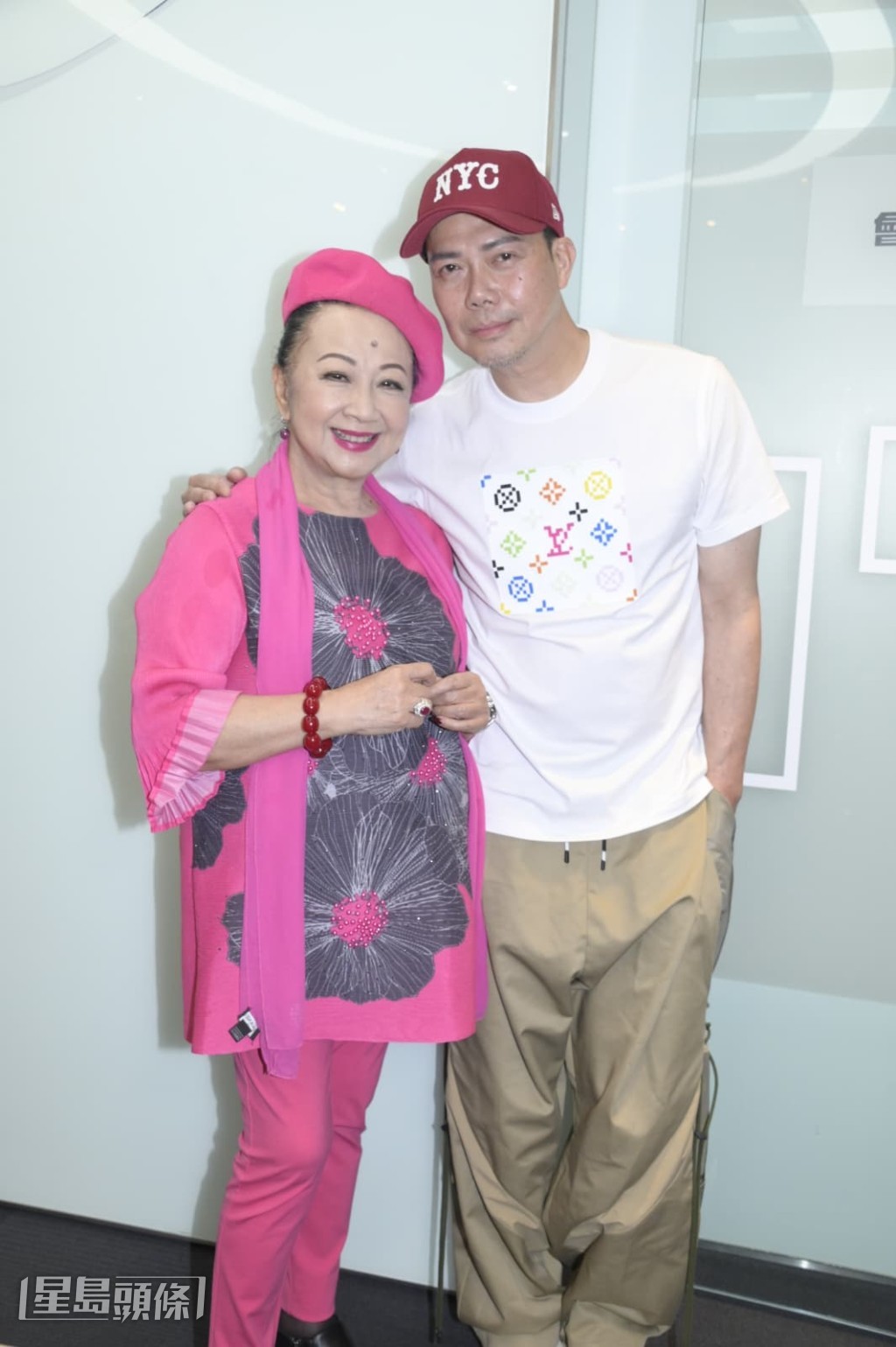 家燕姐知謝天華子女愛跳唱,即向謝天華提出「免學費」優惠。 家燕姐知謝天華子女愛跳唱,即向謝天華提出「免學費」優惠。