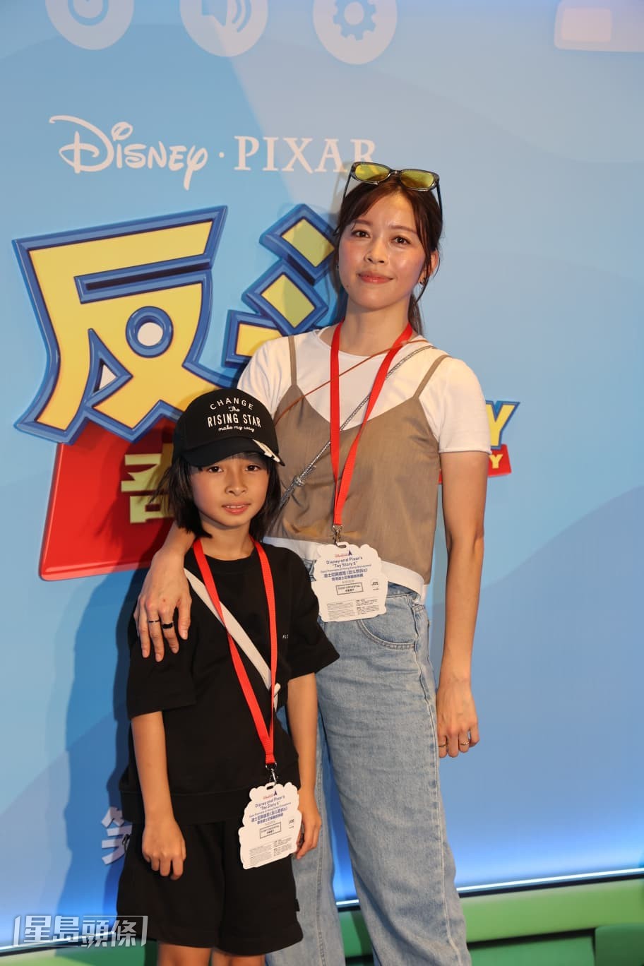 賴慰玲帶同女兒一齊睇戲。