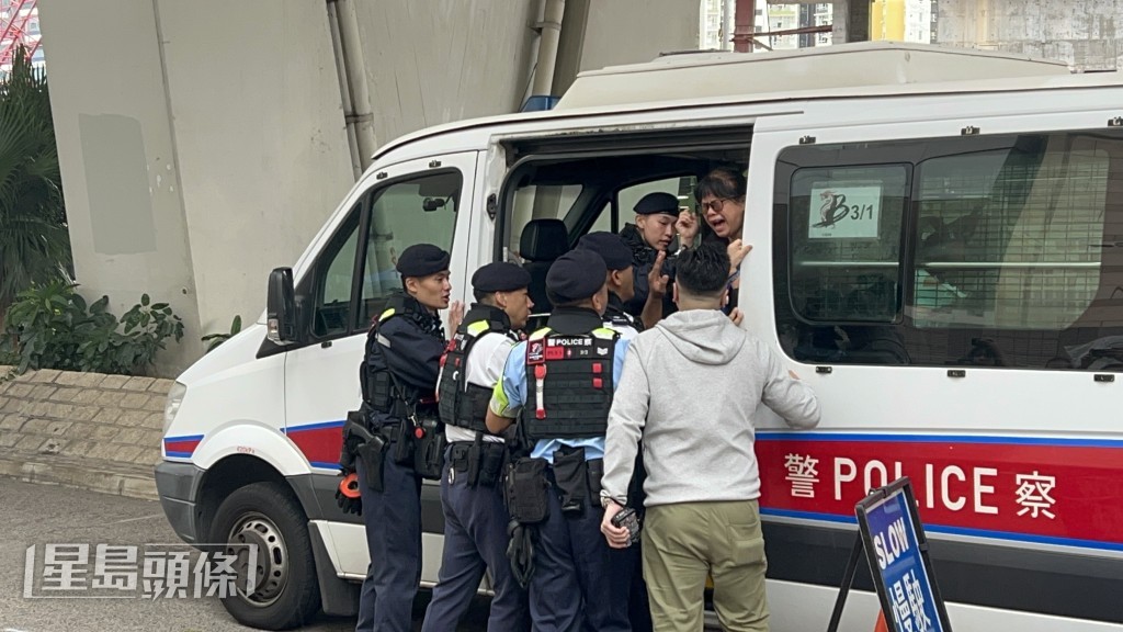 其中一名女子旁聽後情緒激動被帶上警車離開。楊偉亨攝