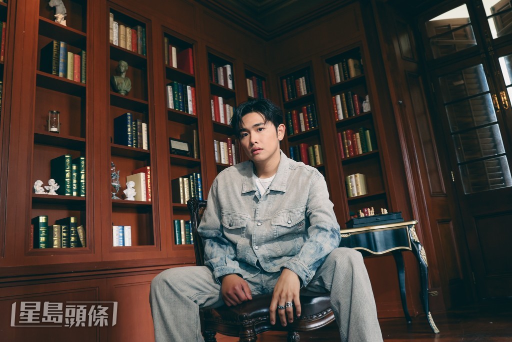 讀音樂出身的他以往全靠碌友情卡，搵舊同學幫手。