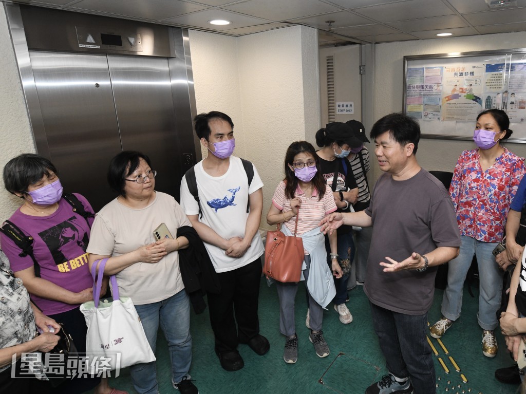 工聯會陪同部分員工到葵涌政府合署勞工處分區辦事處登記,希望向公司索償。何君偉攝 工聯會陪同部分員工到葵涌政府合署勞工處分區辦事處登記,希望向公司索償。何君偉攝