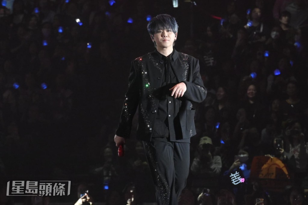 隨即唱出《On A Sunny Day》。 隨即唱出《On A Sunny Day》。