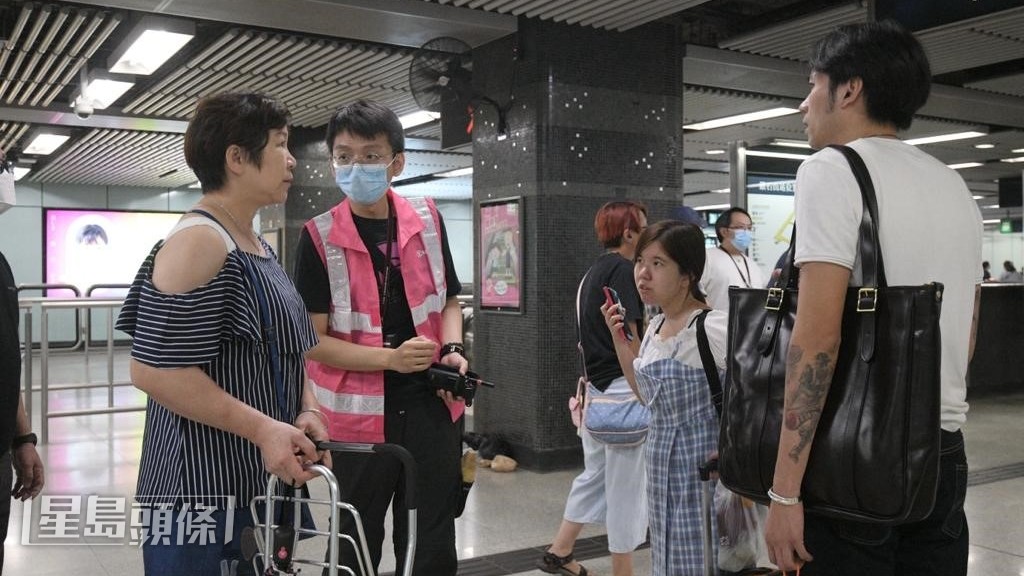 市民到达始发现石硖尾站及彩虹站服务暂停，需向港铁粉红大使求助。陈浩元摄
