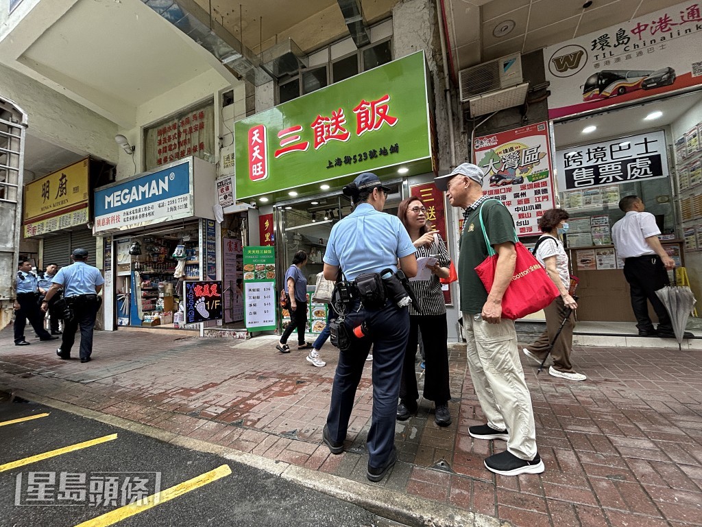 葉先生(右)協助警方調查。林思明攝 葉先生(右)協助警方調查。林思明攝