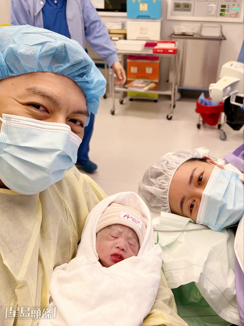 有幫BB剪臍帶的袁偉豪笑言像剪腸粉。 有幫BB剪臍帶的袁偉豪笑言像剪腸粉。