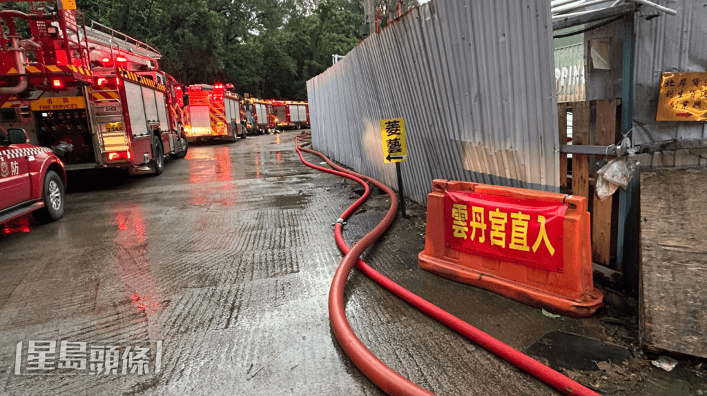 現場救援人員正開動3條喉及派出3隊煙帽隊,分多路深入火場進行全力灌救。蔡楚輝攝 現場救援人員正開動3條喉及派出3隊煙帽隊,分多路深入火場進行全力灌救。蔡楚輝攝