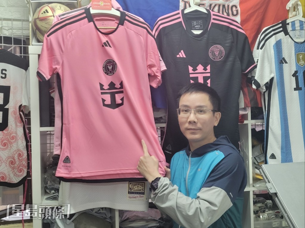 。Ball3shop Sports店主周先生指，已入100件貨，冀在未來兩周內售完。趙克平攝