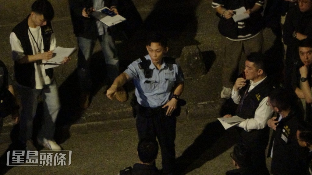 懷疑開槍軍裝警員向探員講述事件經過。蔡楚輝攝