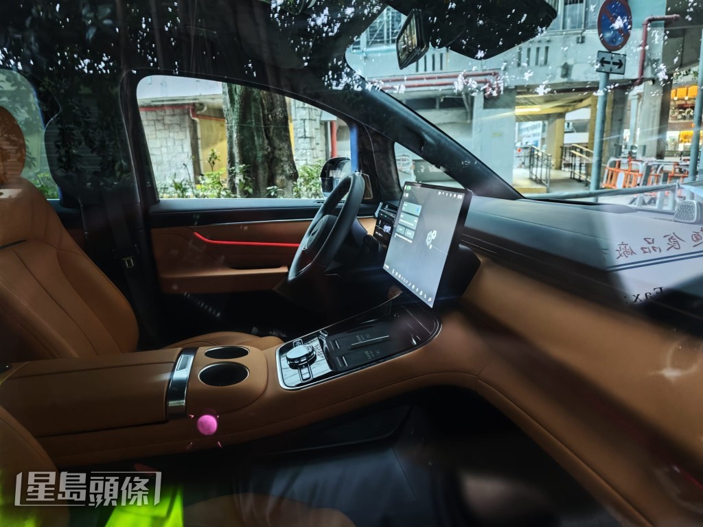 涉事私家車型號為「吉利銀河V900」，該車款以寬敞車身及豪華配置為賣點。