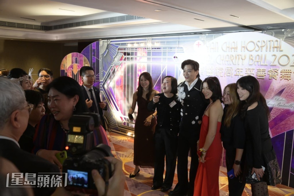 陳曉東被不少女嘉賓圍著影合照。