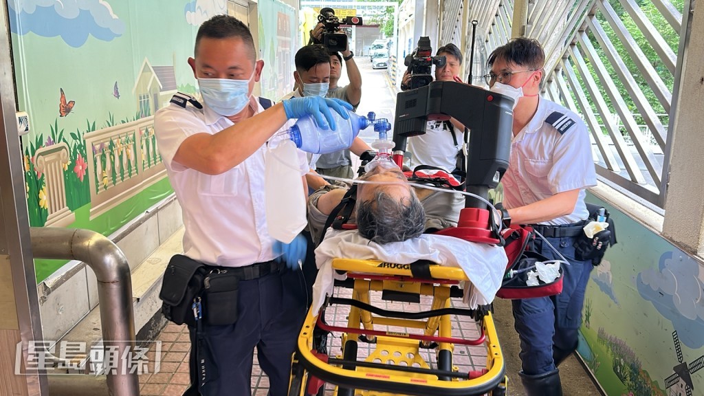 工人昏迷由救護車送院。劉漢權攝 工人昏迷由救護車送院。劉漢權攝