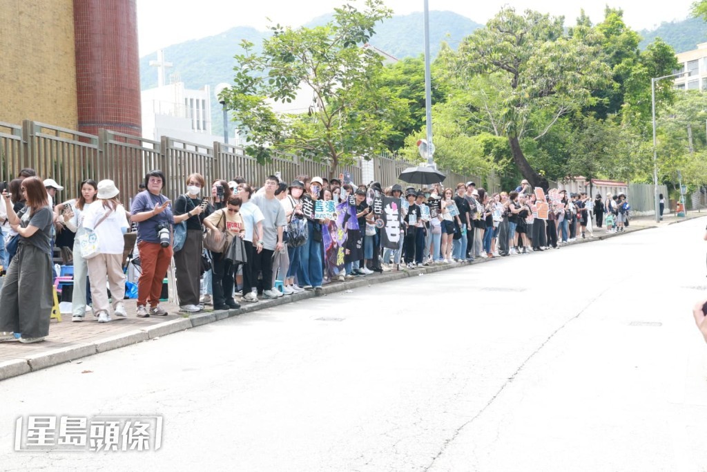 大批鏡粉在商台門口守候。