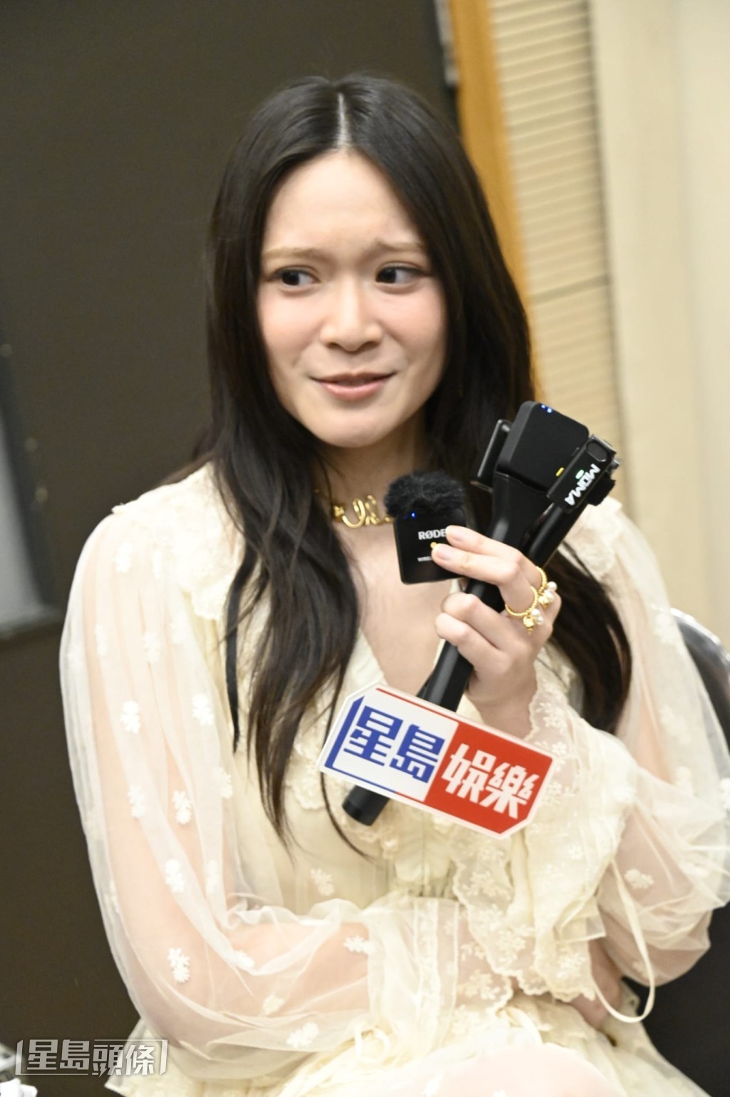 對於早前入院,她死口不透露病情。 對於早前入院,她死口不透露病情。