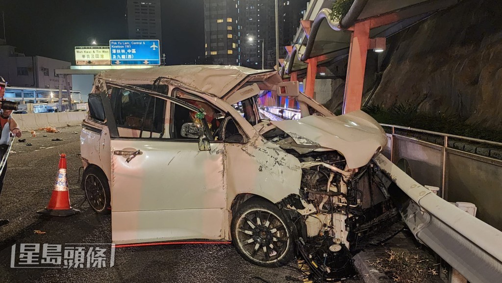 私家車車頭嚴重損毀,機件外露。黎志偉攝 私家車車頭嚴重損毀,機件外露。黎志偉攝