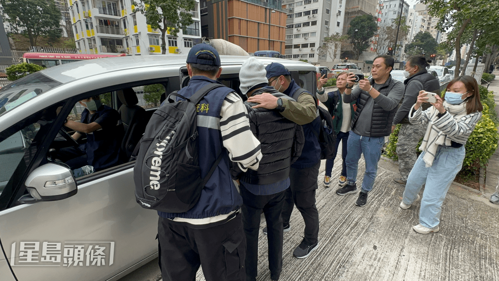 海關拘捕涉案人士。梁國峰攝