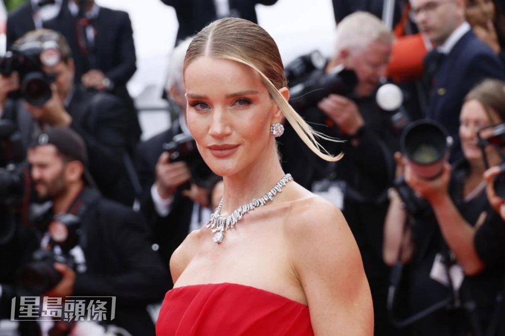 Rosie Huntington-Whiteley出席《Nouvelle Vague》首映。 Rosie Huntington-Whiteley出席《Nouvelle Vague》首映。