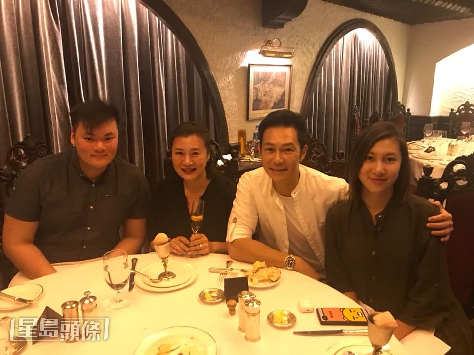 張兆輝一家人齊見證兒子碩士畢業。 張兆輝一家人齊見證兒子碩士畢業。