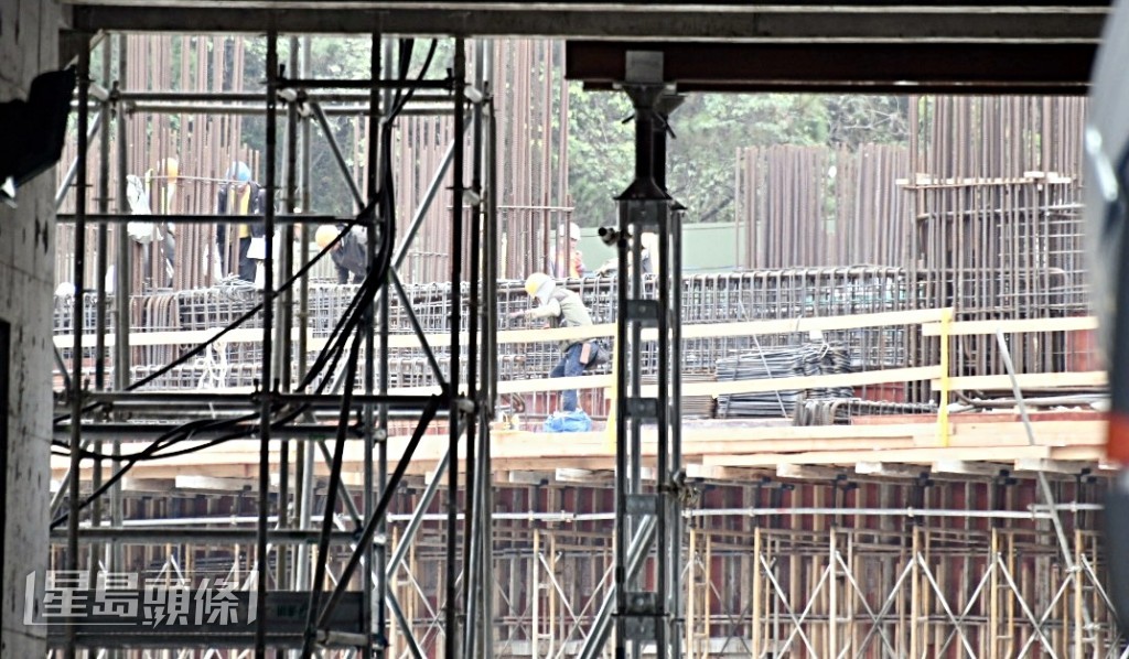 地盤內工人繼續工作。