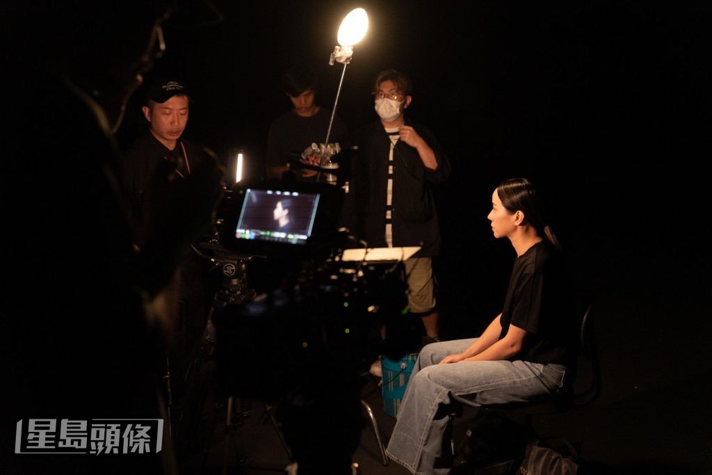 Juno希望透過演出更深刻地令觀眾感受董折的第二段感情,與他一同沉浸在動人情緒中。 Juno希望透過演出更深刻地令觀眾感受董折的第二段感情,與他一同沉浸在動人情緒中。