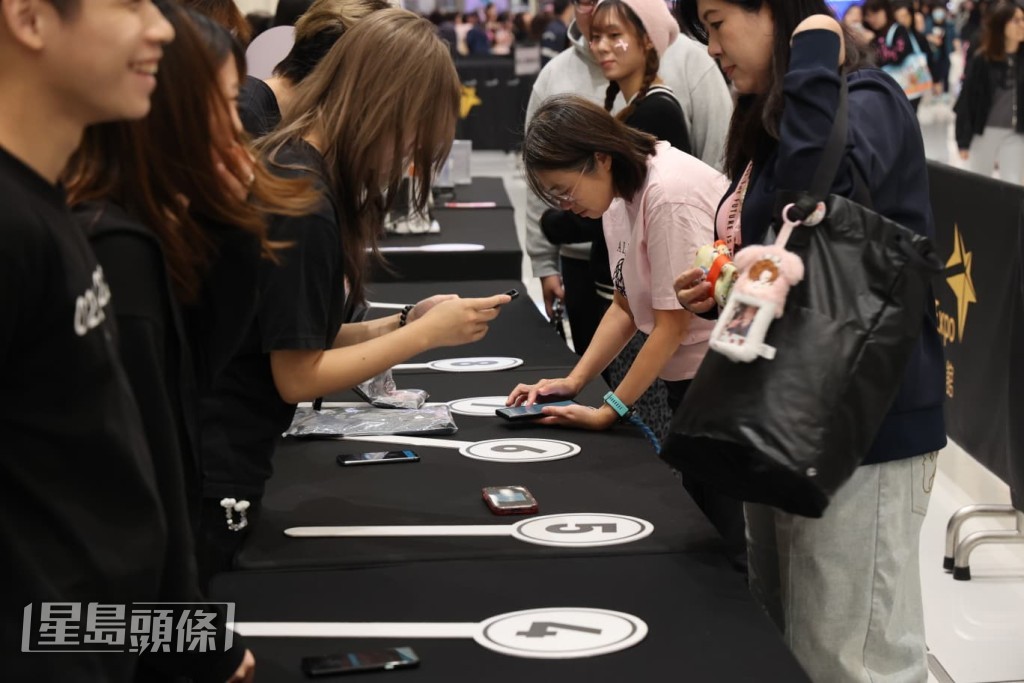 一眾神徒紛紛買應援物。 一眾神徒紛紛買應援物。