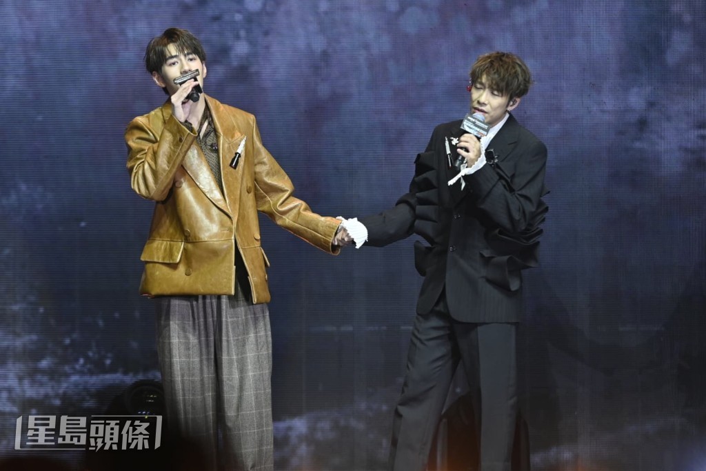 魏浚笙在台上和洪嘉豪拖手唱歌，會否一齊出合唱歌，家謙笑言三個好難搞。