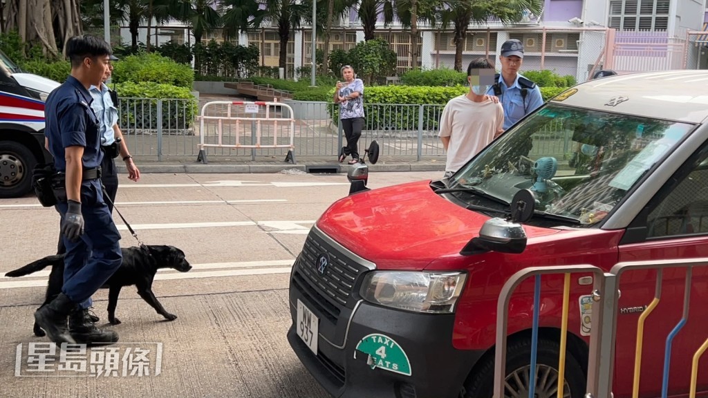 警方緝毒犬到場協助搜車。蔡楚輝攝 警方緝毒犬到場協助搜車。蔡楚輝攝