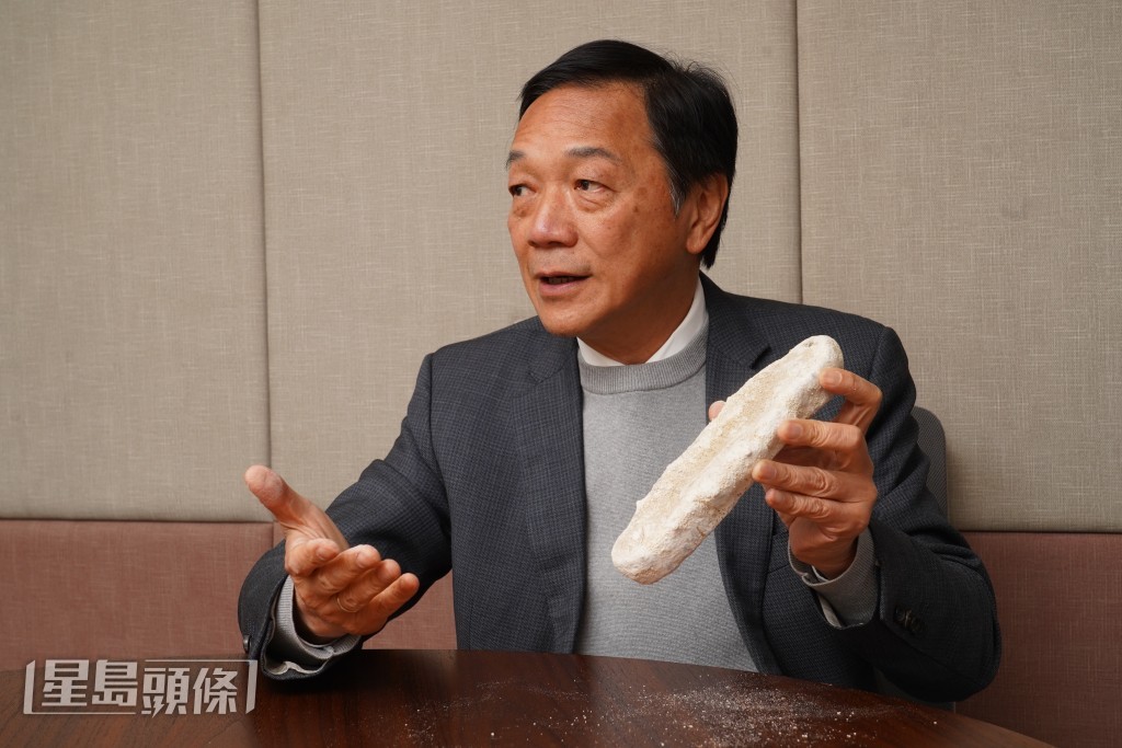 安記海味董事總經理潘權輝表示，揀海參要觀察、觸摸及聞氣味。