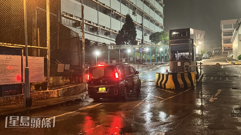 清晨四时许，开始有警方车辆进入赤柱监狱。黎志伟摄