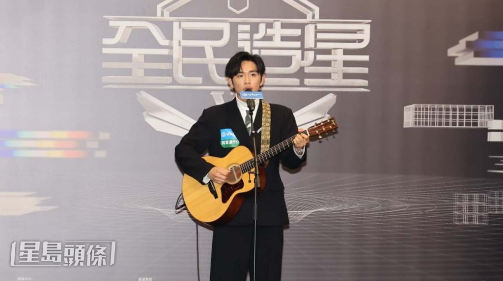 Jacky說在台上唱歌時合上眼有很多回憶湧現，一落台後便即刻哭了出來。