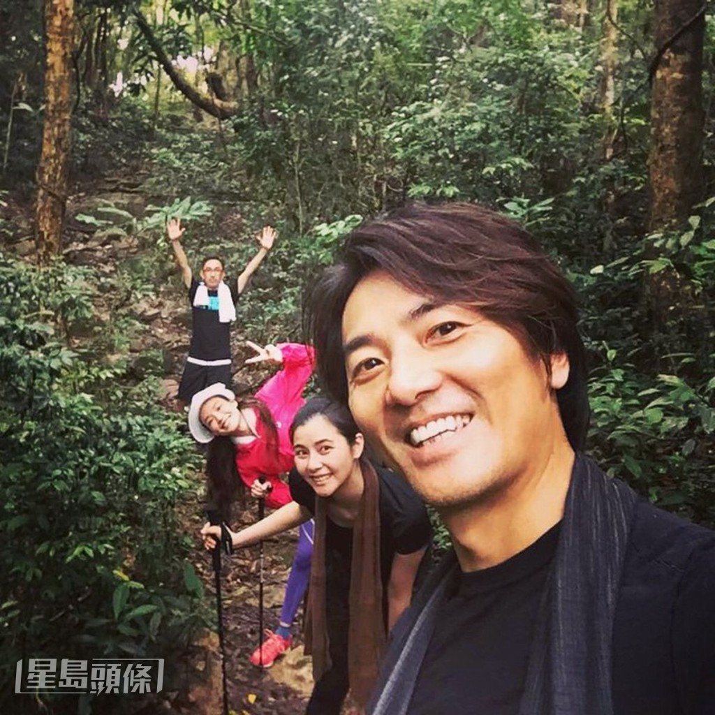 鄭伊健與老婆蒙嘉慧偕舒淇及一位男性友人行山。 鄭伊健與老婆蒙嘉慧偕舒淇及一位男性友人行山。