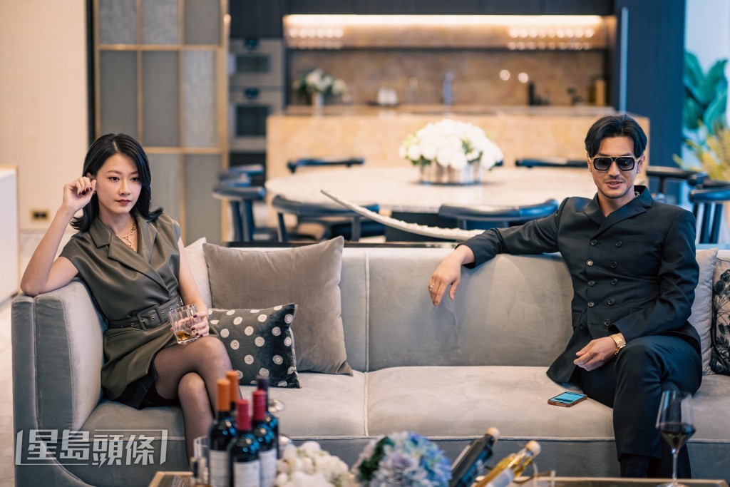 廖子妤笑指栢天男被靚仔形象限制,稱他可以嘗試演忠直角色,感受不同人生。 廖子妤笑指栢天男被靚仔形象限制,稱他可以嘗試演忠直角色,感受不同人生。