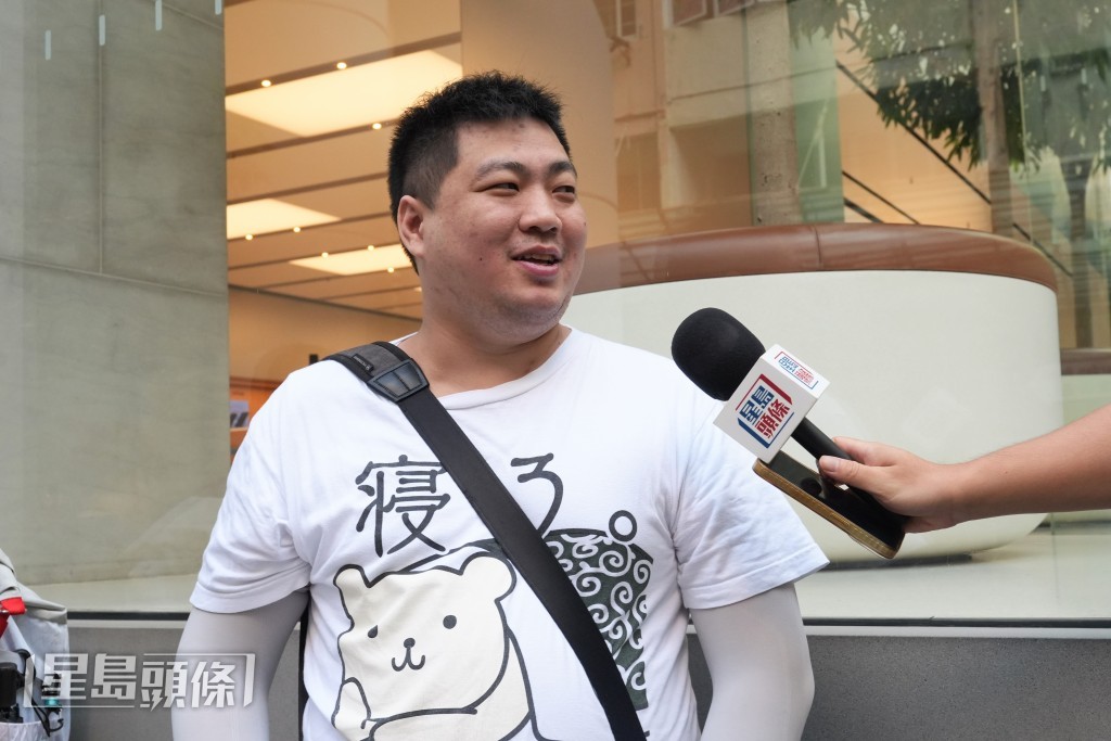 排头位的莫先生早上7时到达。 排头位的莫先生早上7时到达。
