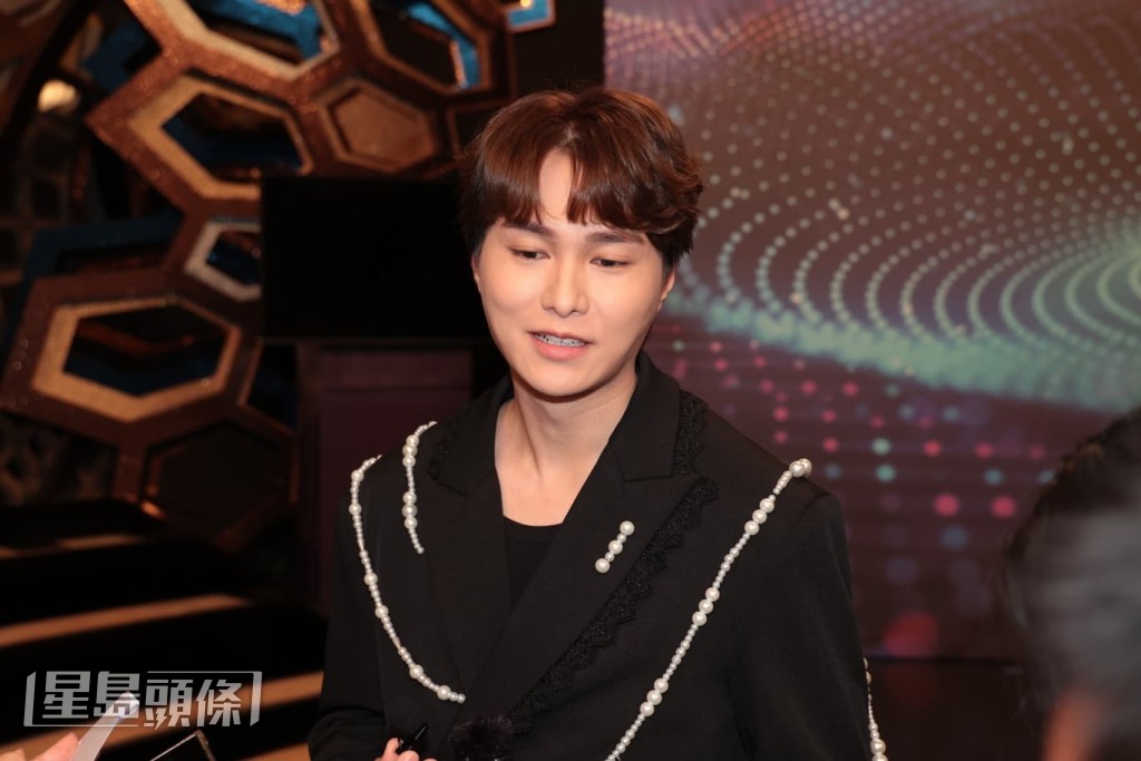 蔡思貝將於12月到美加登台,胡鴻鈞歡迎蔡思貝找他上堂練歌。 蔡思貝將於12月到美加登台,胡鴻鈞歡迎蔡思貝找他上堂練歌。