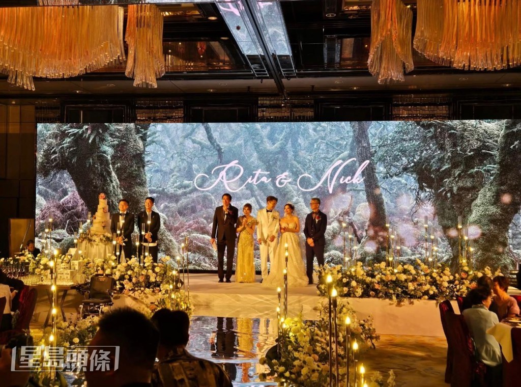 一對新人與父母上台接受大家的祝賀。 一對新人與父母上台接受大家的祝賀。