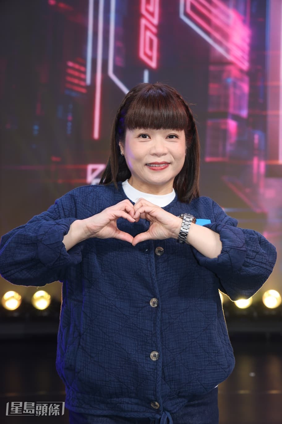 小儀拍攝ViuTV《直樂VIURIETY 四角無雙》。 小儀拍攝ViuTV《直樂VIURIETY 四角無雙》。
