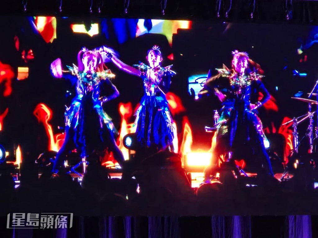在演唱一曲《PA PA YA》時，與台下粉絲一齊揈毛巾。