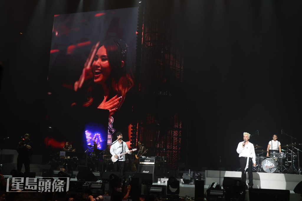 Tim也在演唱會上畀驚喜老婆,他先感激對方在這段時間照顧兩個小朋友,之後又叫全場大合唱生日歌。 Tim也在演唱會上畀驚喜老婆,他先感激對方在這段時間照顧兩個小朋友,之後又叫全場大合唱生日歌。