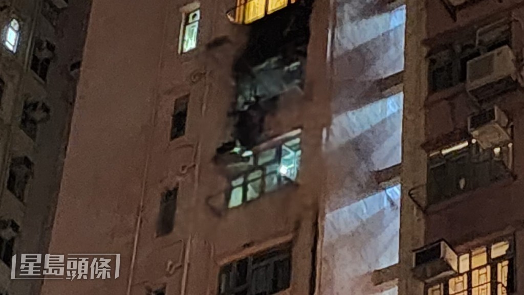 起火單位位於七樓，窗外冷氣機上擺有雜物，懷疑被樓上丟下煙頭「炳」著起火。黎志偉攝