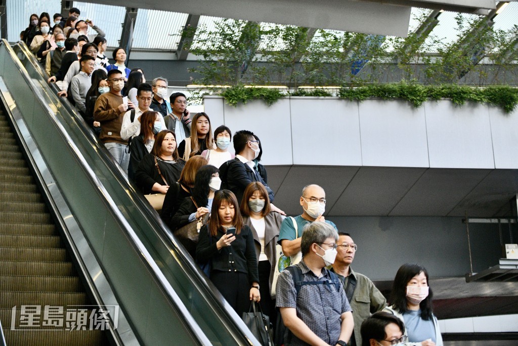 有議員關注門診「優先籌」字眼或讓市民覺得公務員好像「高人一等」。資料圖片 有議員關注門診「優先籌」字眼或讓市民覺得公務員好像「高人一等」。資料圖片