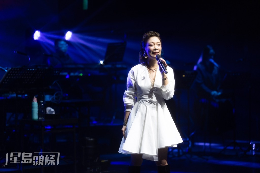 後來在九展開了人生第一場演唱會，笑言如今回看都不知當時為何有如此勇氣？