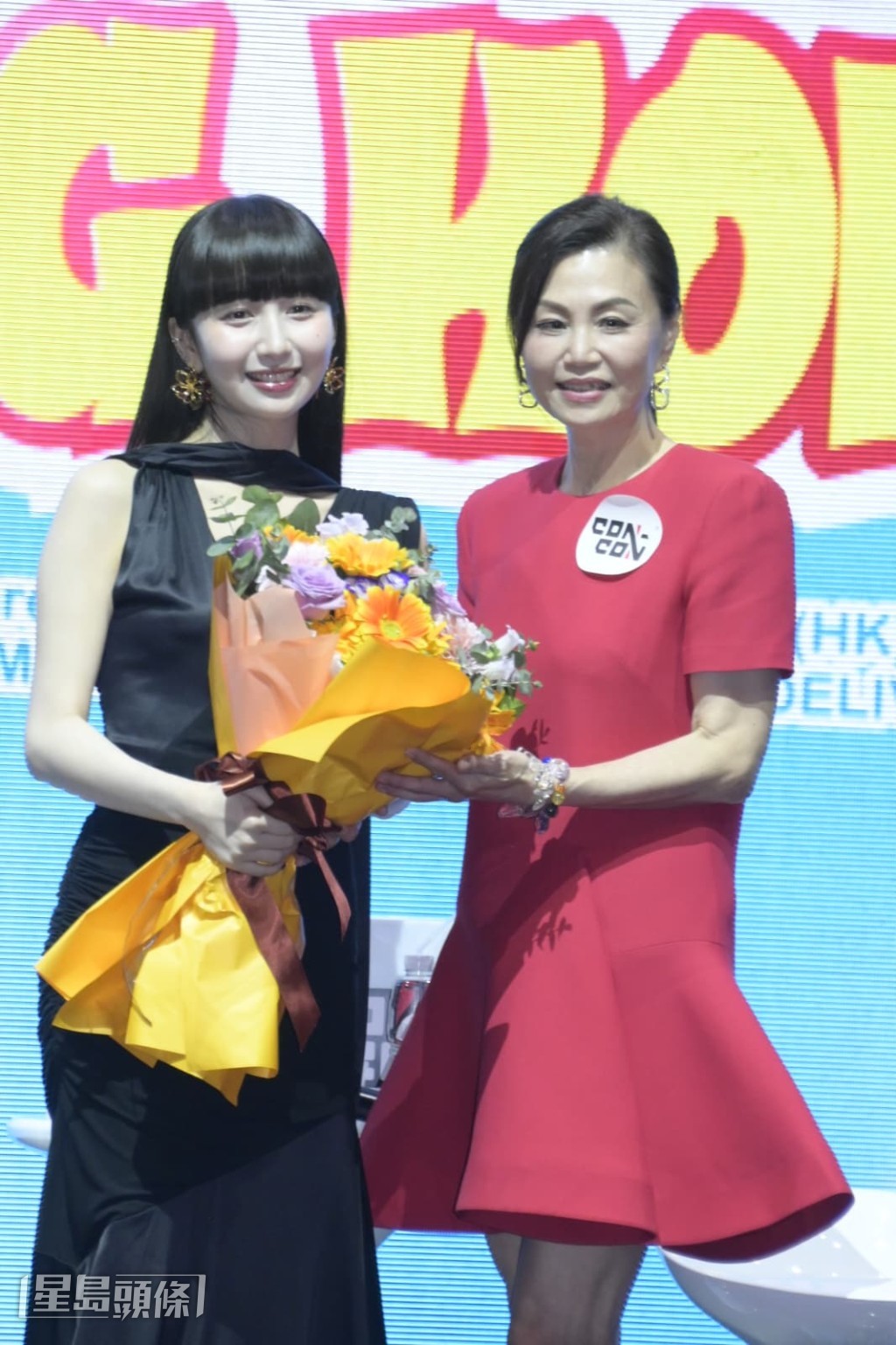 活动后，Cocomi获大会送上花束。